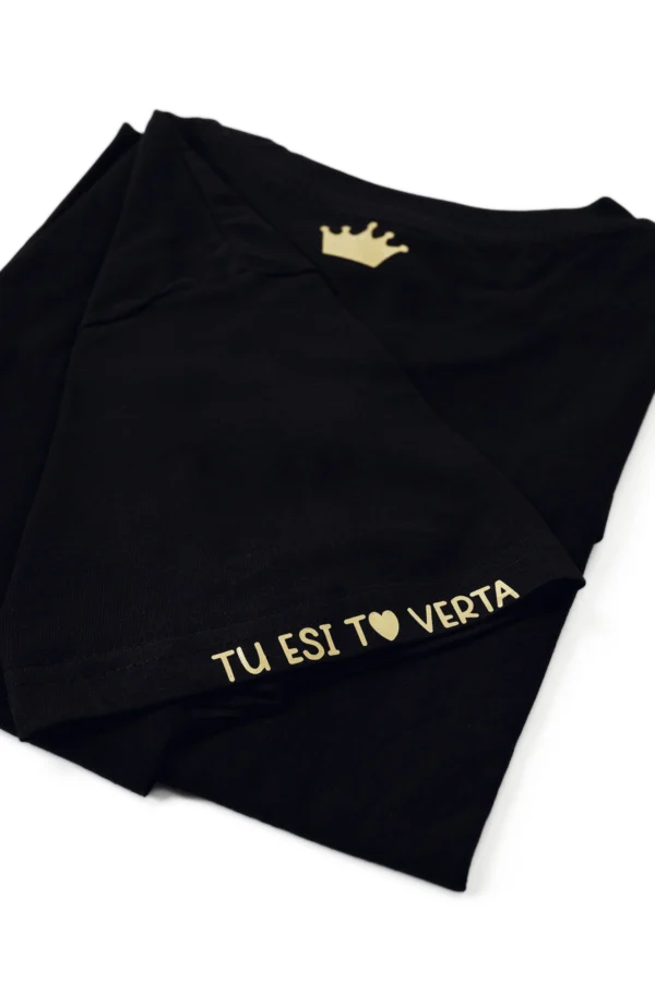 Juodi marškinėliai tu esi to verta